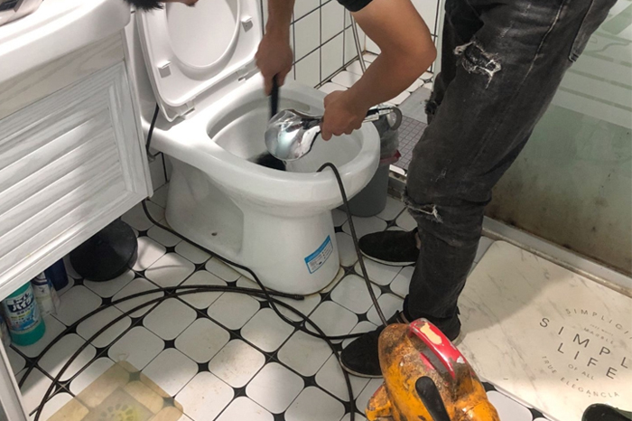 让胡路疏通下水道