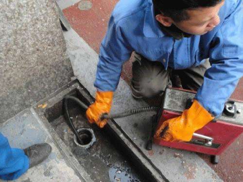 让胡路疏通下水道