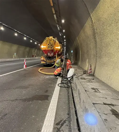 让胡路隧道排水渠清淤